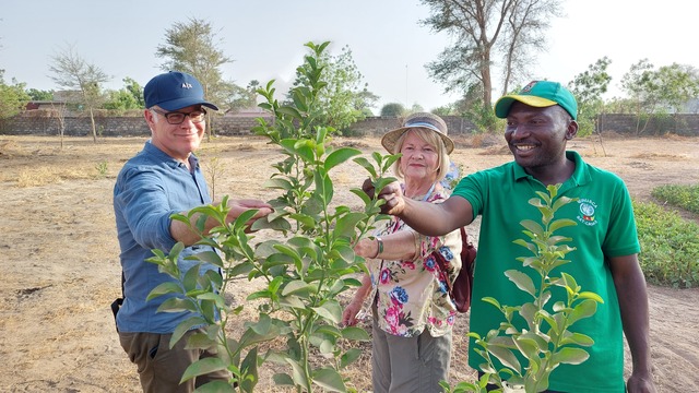 Delegation bei Besichtigung des landwirtschaftlichen Geländes im Mai 2022.