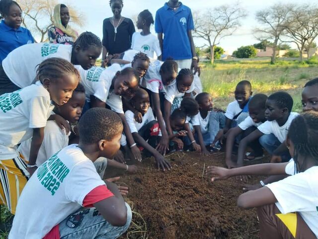 Kinder lernen nachhaltiges Kompostieren.