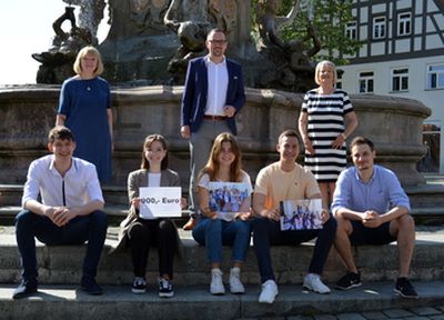 OB Peter Reiß und die Vorsitzenden der Gossasgruppe gemeinsam mit ehemaligen Abiturienten des AKG bei der Spendenübergabe am Schwabacher Marktplatz