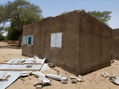 Durch Sturm beschädigtes Klassenzimmer in Gossas