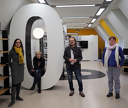 Bildungsmanagerin Jessica Kardeis, Stadtbibliotheksleiterin Annette Edler, Medienbeauftragter Markus Wawrzynek und Verwaltungsbeamtin Kathrin Franke