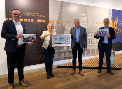 Wolfgang Janowiak überreicht den Spendencheck an die Vorsitzende der Gossasgruppe Margot Feser. Mit dabei sind Oberbürgermeister Peter Reiß und Referatsleiter Knut Engelbrecht.