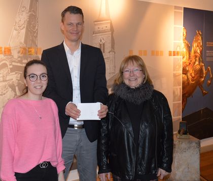 Marianne Lachmann (rechts) überreicht den Scheck an Oberbürgermeister Matthias Thürauf und Katrin Grimm, Beauftragte für Städtepartnerschaften.