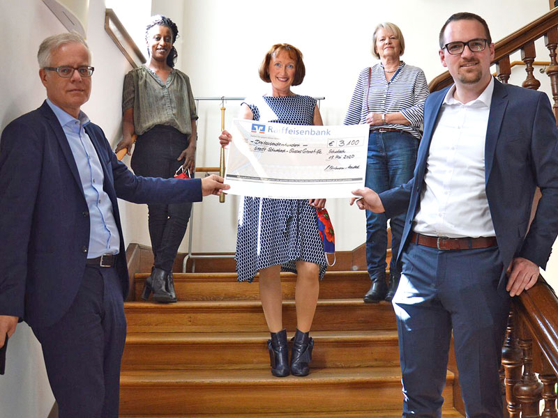 Foto Stadt Schwabach (von links): Knut Engelbrecht (Sozialreferent), Sandra Niyonteze, Christine Roch (beide Mitglieder des Rotary-Clubs Schwabach) und Margot Feser (Vorsitzende des Gossas-Komitees) bei der Übergabe des Schecks an Oberbürgermeister Peter Reiß.