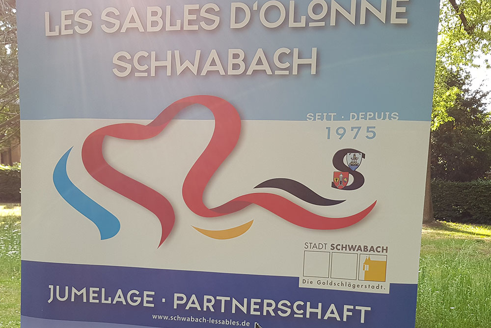 Banner mit der Aufschrift Les Sables - Schwabach