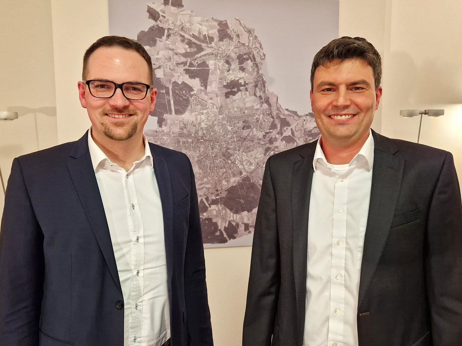 Oberbürgermeister Peter Reiß und Rene Lukas stehen vor einer Karte mit der Abbildung des Schwabacher Stadtgebiets