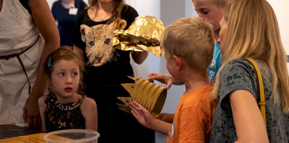 Kinder basteln goldene Kronen