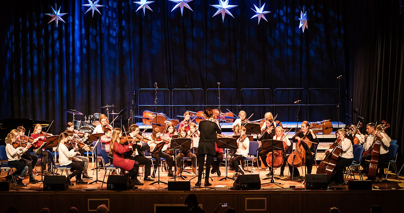 Streichorchester spielt auf Bühne