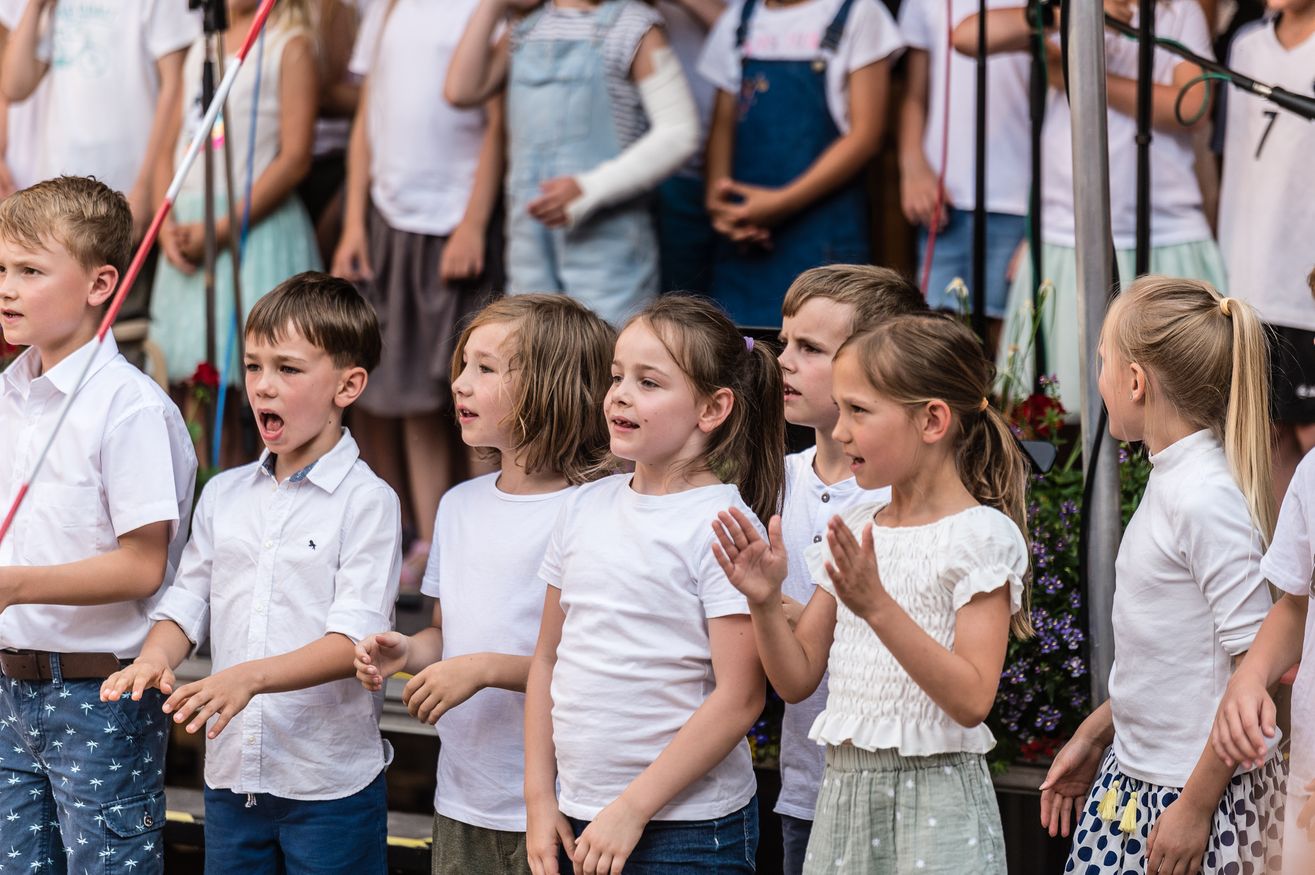 KInder singen