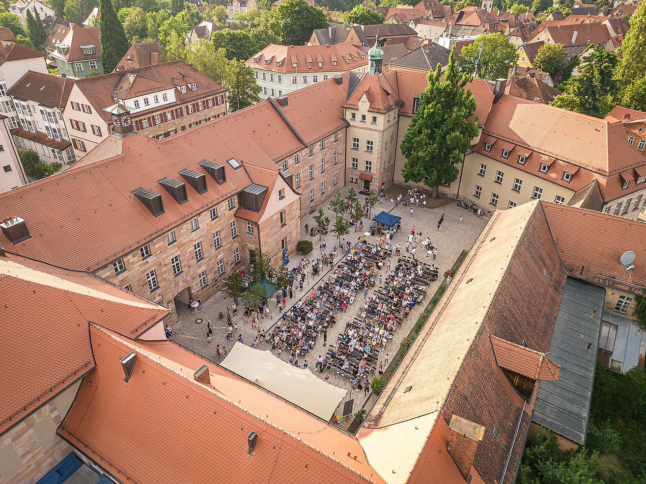 Blick auf den Innenhof des Alten DG von der Luft aus