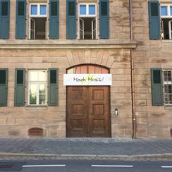 2018 06 04 Eingang mit Banner Kachel