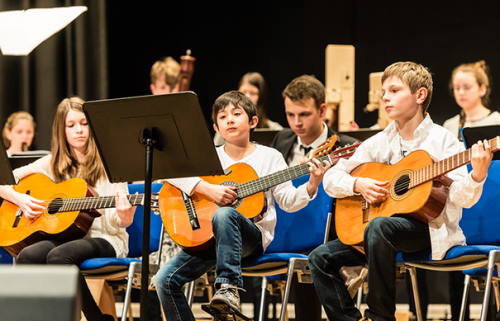 Kinder, Gitarre spielend
