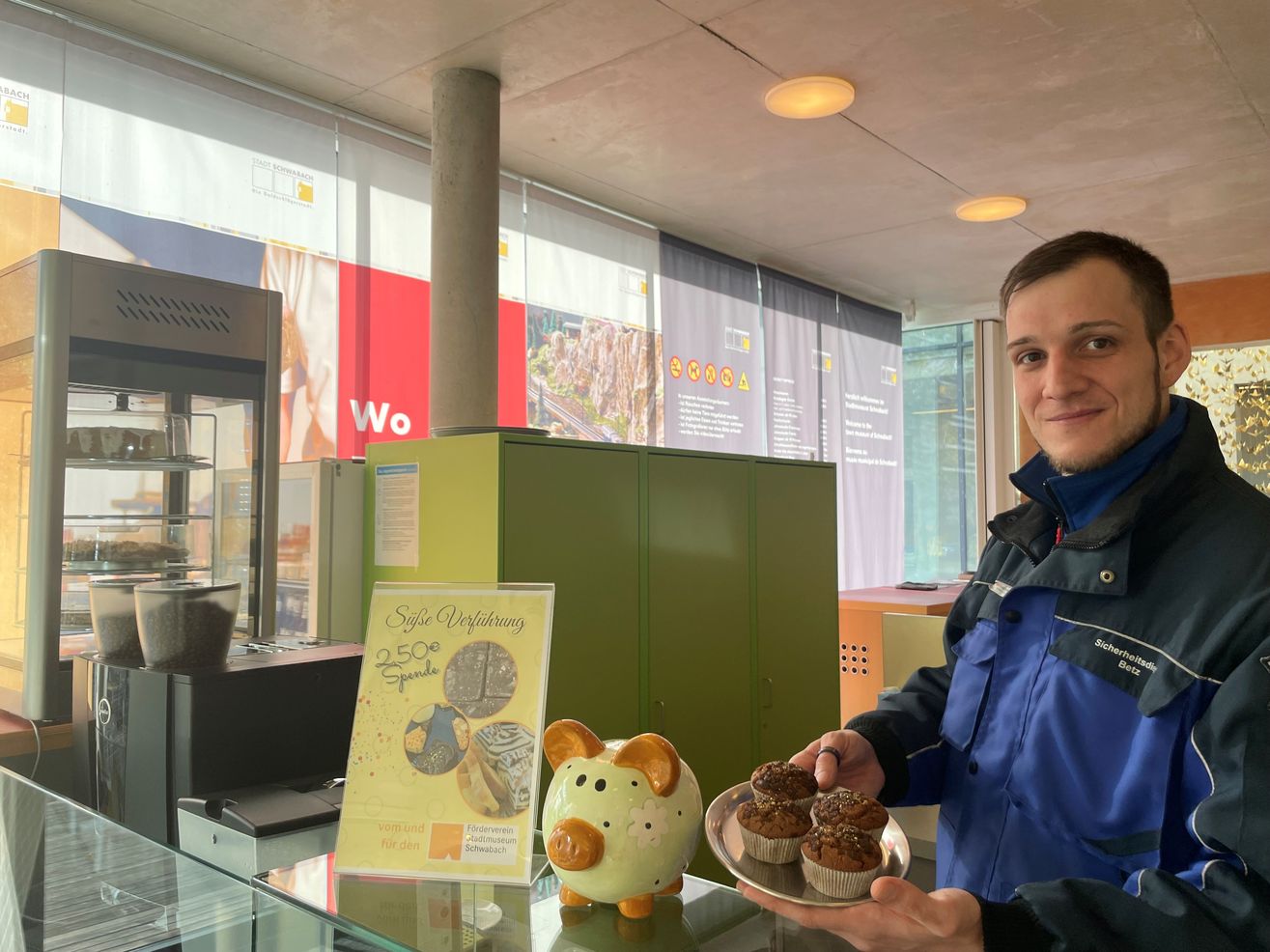 Christian Schrammel, der Leiter der Cafeteria, präsentiert leckere Blattgold-Muffins.