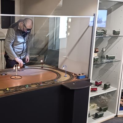 Techniker und Schreiner beim Aufbau der Spur 0-Anlage in der Fleischmann-Abteilung