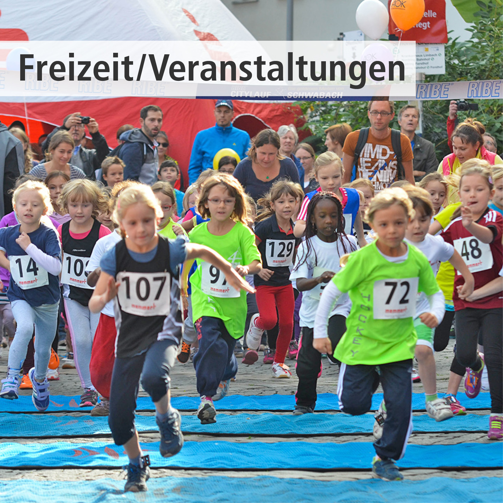 Mehrere Kinder in Sportkleidung rennen