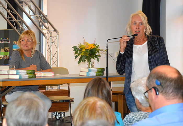 Dr. Sabine Weigand und Inklusionsbeauftragte Sabine Reek-Rade eröffnen die Lesung.