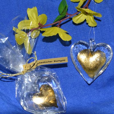 Glasherzen an Zweig bearb DSC 3561