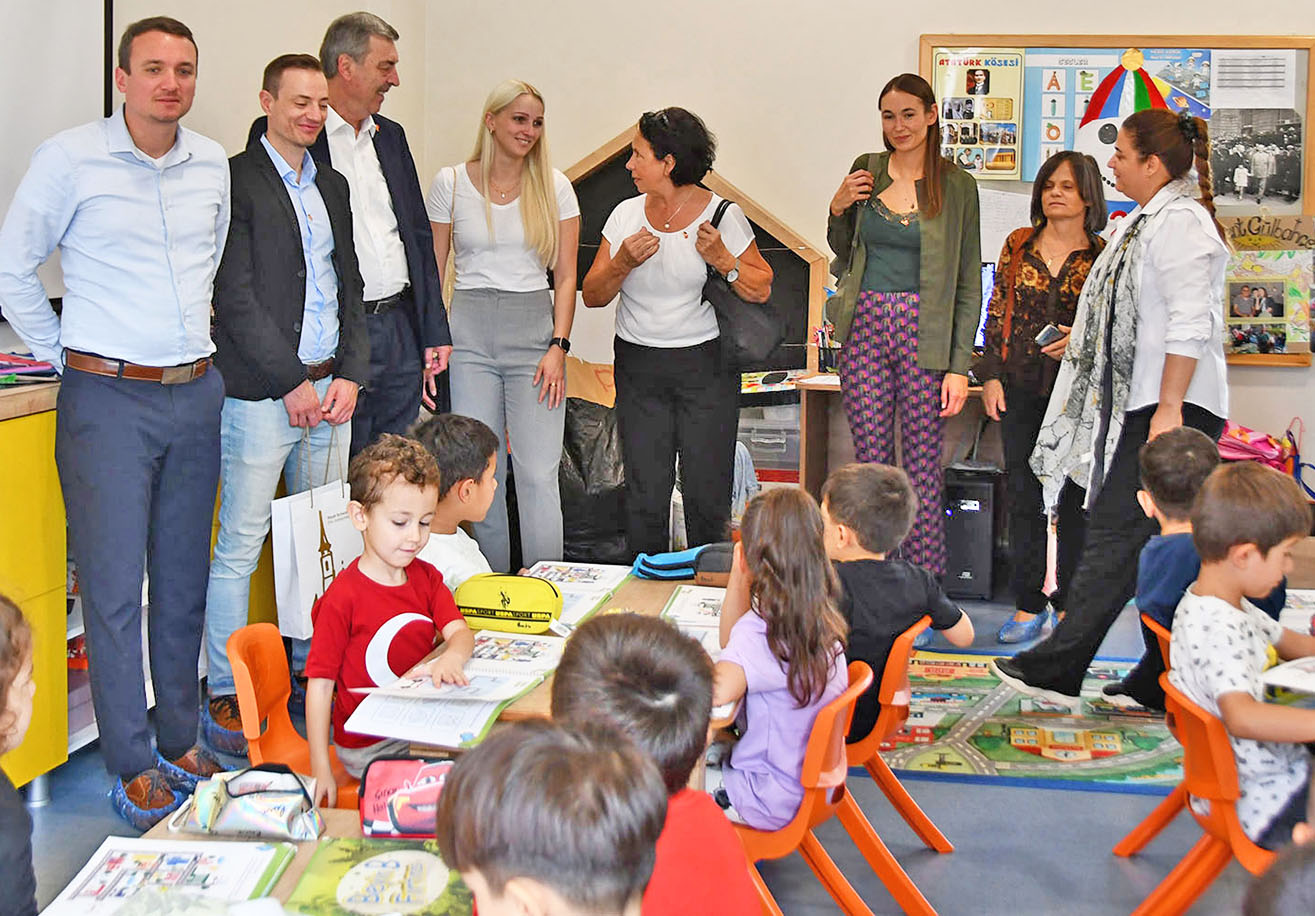 Die Schwabacher Delegation beim Besuch der Kindertagesstätte in Kemer.
