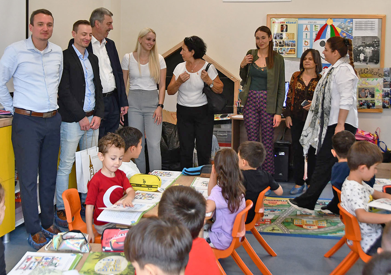 Beim Besuch einer Kindertagesstätte in Kemer