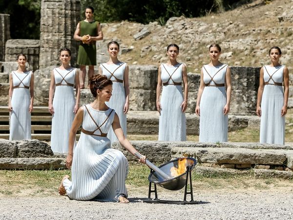 Beim Entzünden des Olympischen Feuers in Olympia