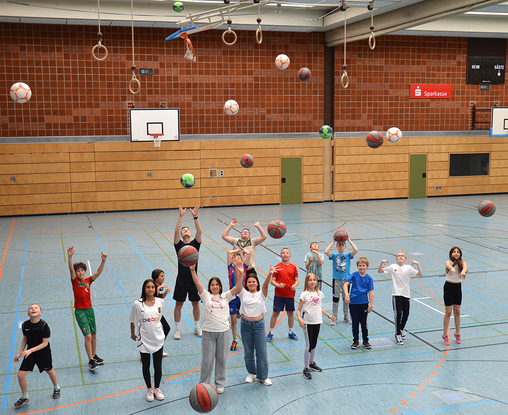 Die Schülerinnen und Schüler der 5B kicken und spielen jetzt mit fairen Bällen.