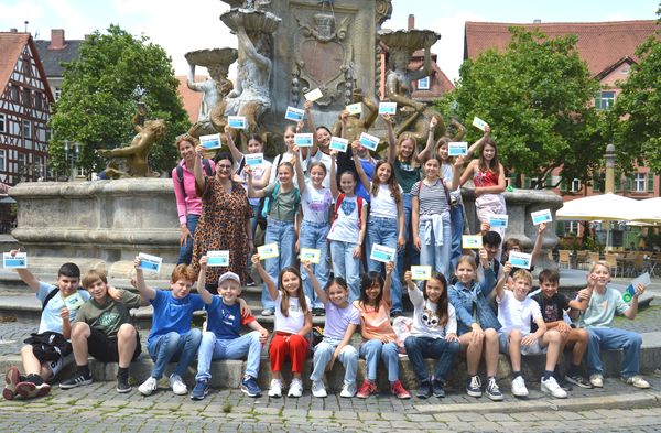 Schülerinnen und Schüler mit ihren Lehrerinnen am Schönen Brunnen