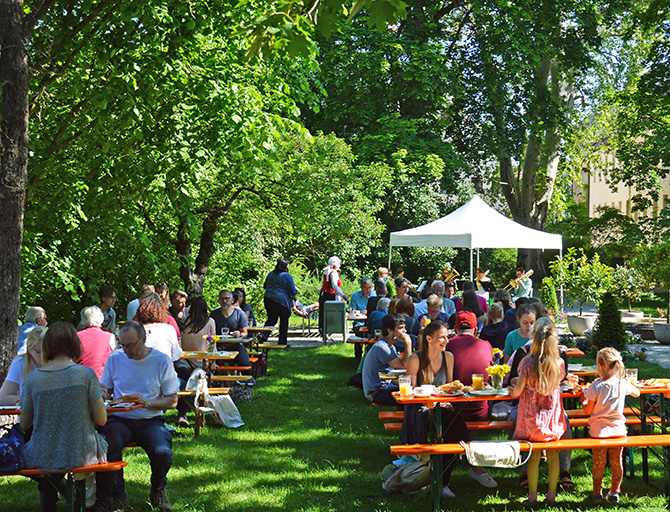 Im Apothekersgarten während des Frühstücks