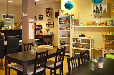 Innenansicht des Bio Cafés mit Kinderspielecke