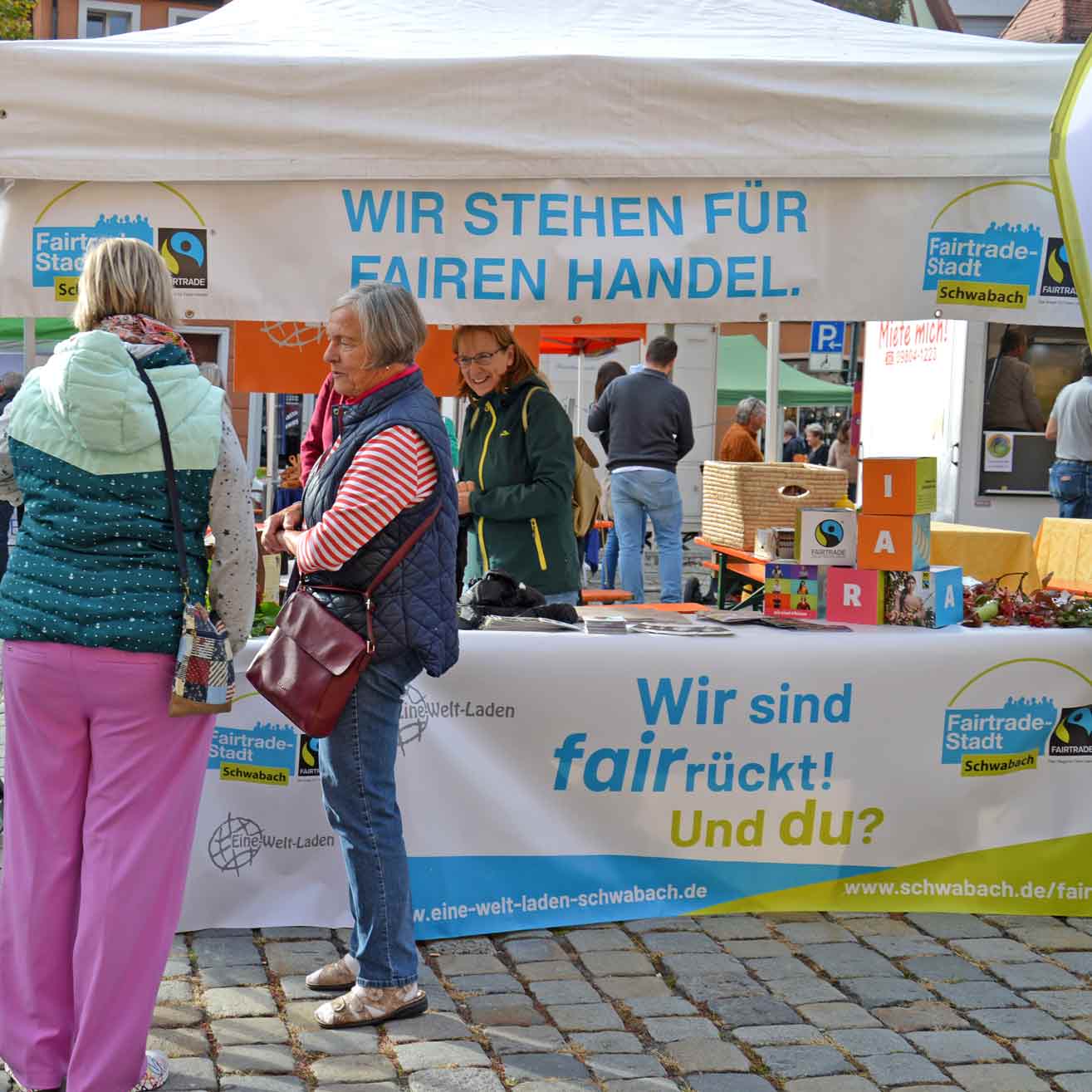 Frauen am Fairtrade-Stand auf dem Regionalmarkt