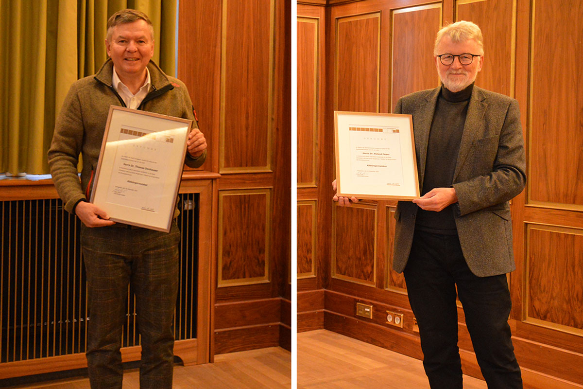 Altbürgermeister Dr. Donhauser und Altbürgermeister Dr. Oeser mit ihren Urkunden.
