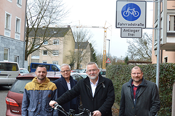 Foto (Stadt Schwabach), von links: Lutz Pfüller (Sachgebietsleiter Straßenverkehrsangelegenheiten), Stadtrechtsrat Knut Engelbrecht, Stadtbaurat Ricus Kerckhoff, Michael Schoplocher (Leiter des Ordnungsamts)