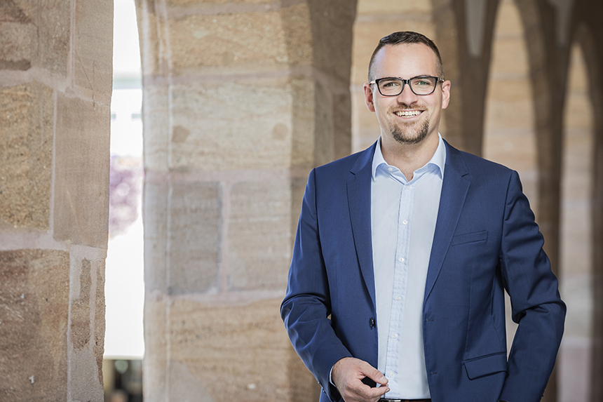 Peter Reiß vor den Rathausarkaden