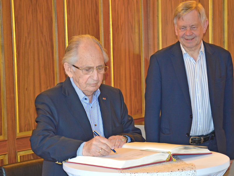Abba Naor und Karl Freller beim Eintrag in das Gästebuch der Stadt