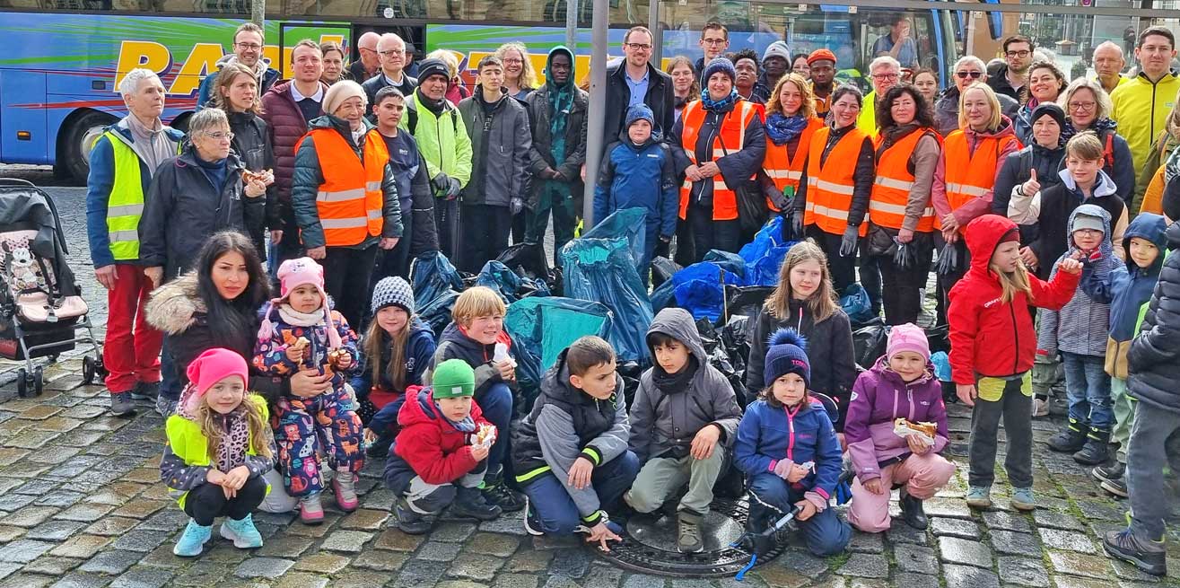 Die Gruppe, die beim Müllsammeln geholfen hat.