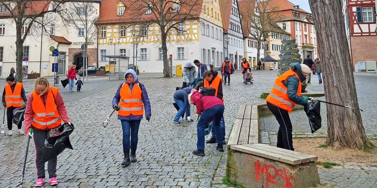 Müllsammelnde auf dem Martin-Luther-Platz