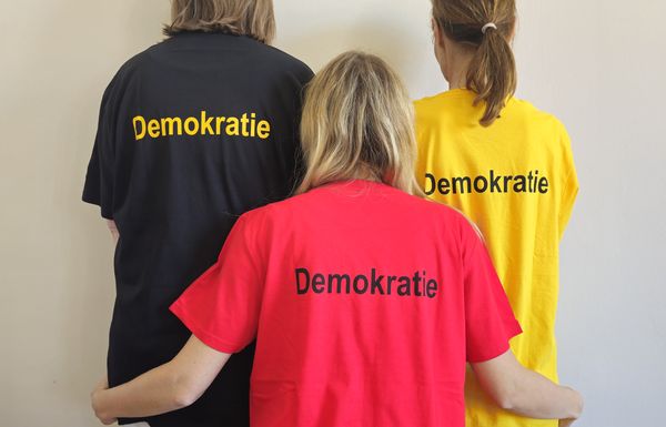 Menschen bei einer Demonstration gegen Rechts auf dem Martin-Luther-Platz in Schwabach