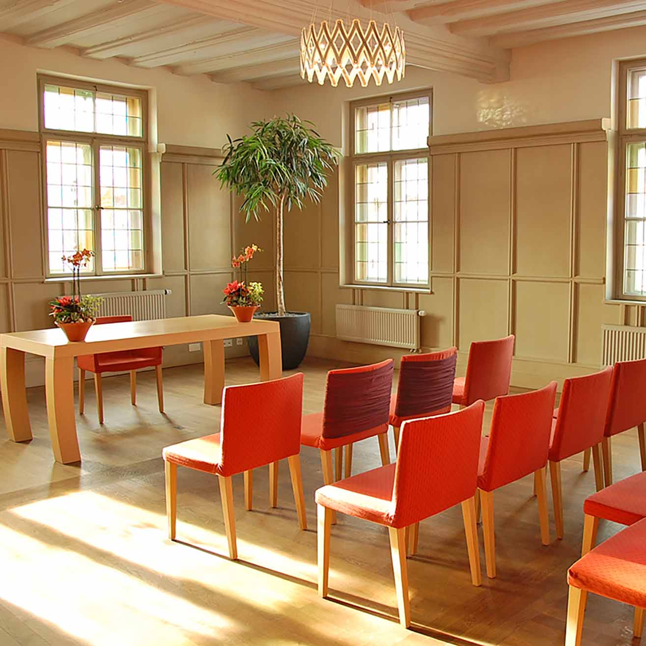 orangefarbene Stühle im Trausaal