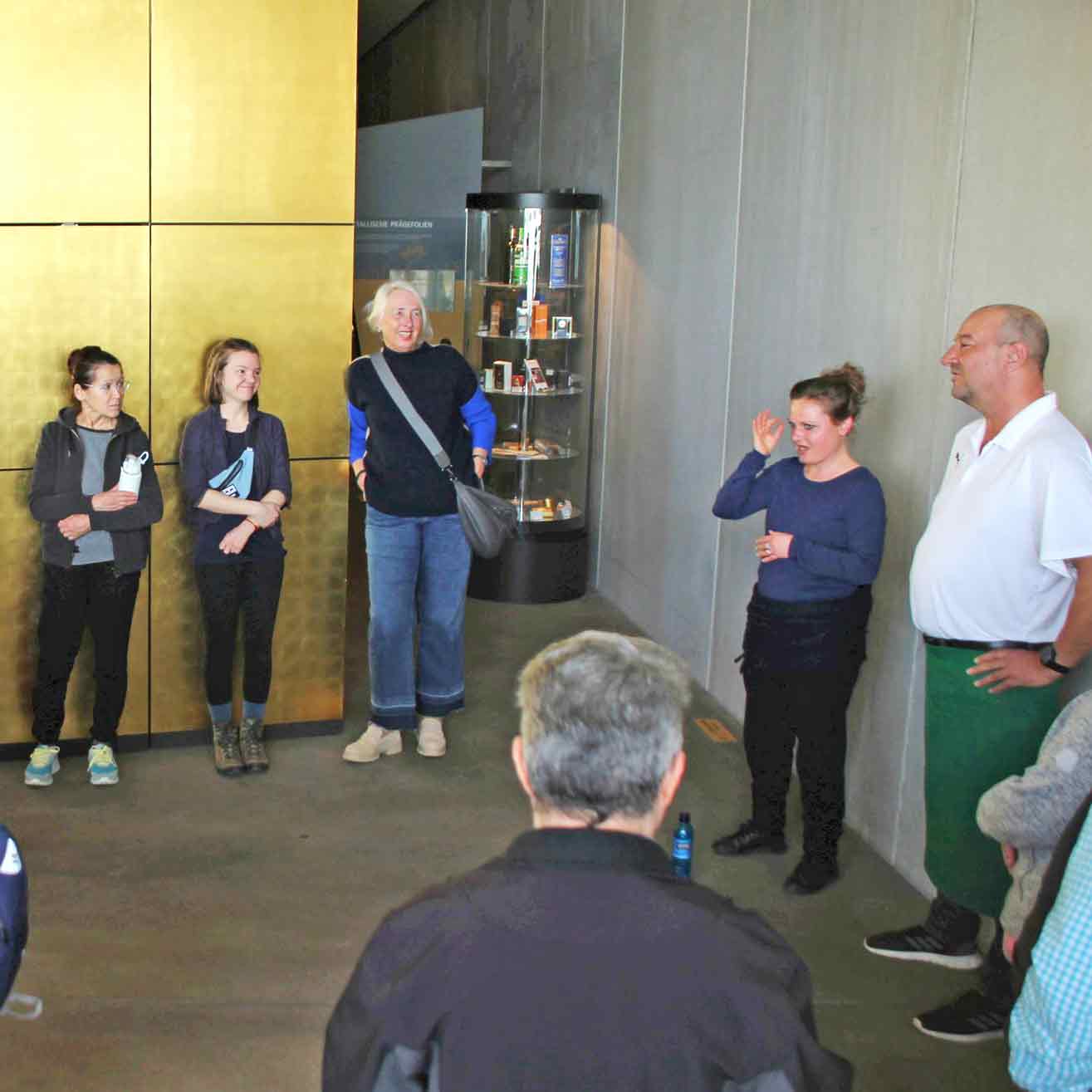 Gebärdensprach-Dolmetscherin bei einer Führung im Stadtmuseum
