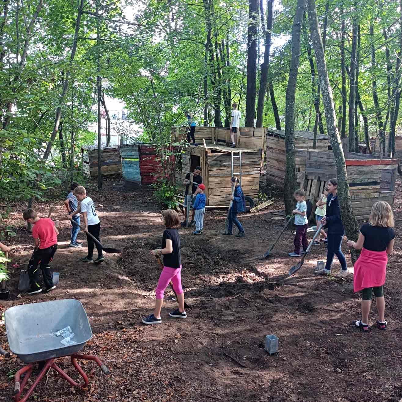 Kinder auf dem Aktivspielplatz