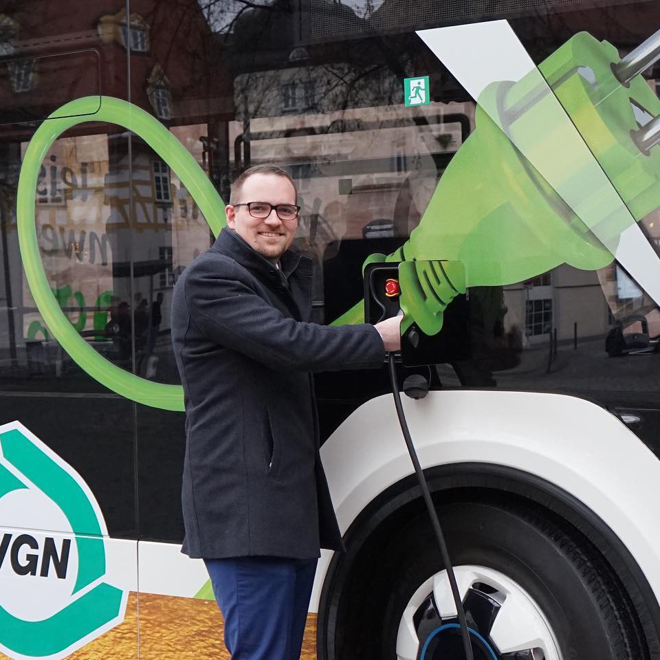 Oberbürgermeister Reiß vor einem Elektrobus