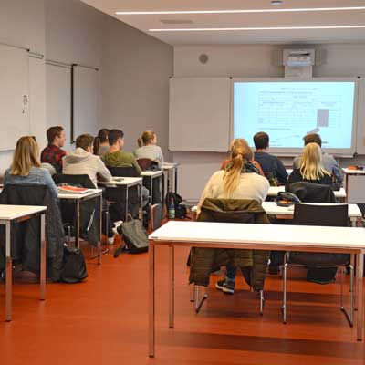 Schüler und Schülerinnen im Klassenraum