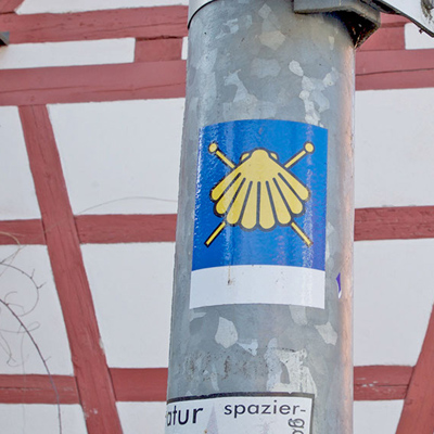 Jakobsmuschel an Pilgerherberge