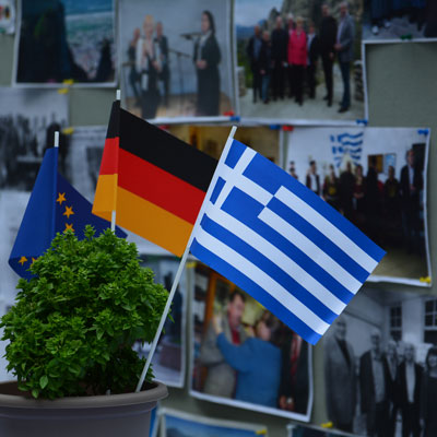 Eine deutsche und eine griechisch Papierfahne