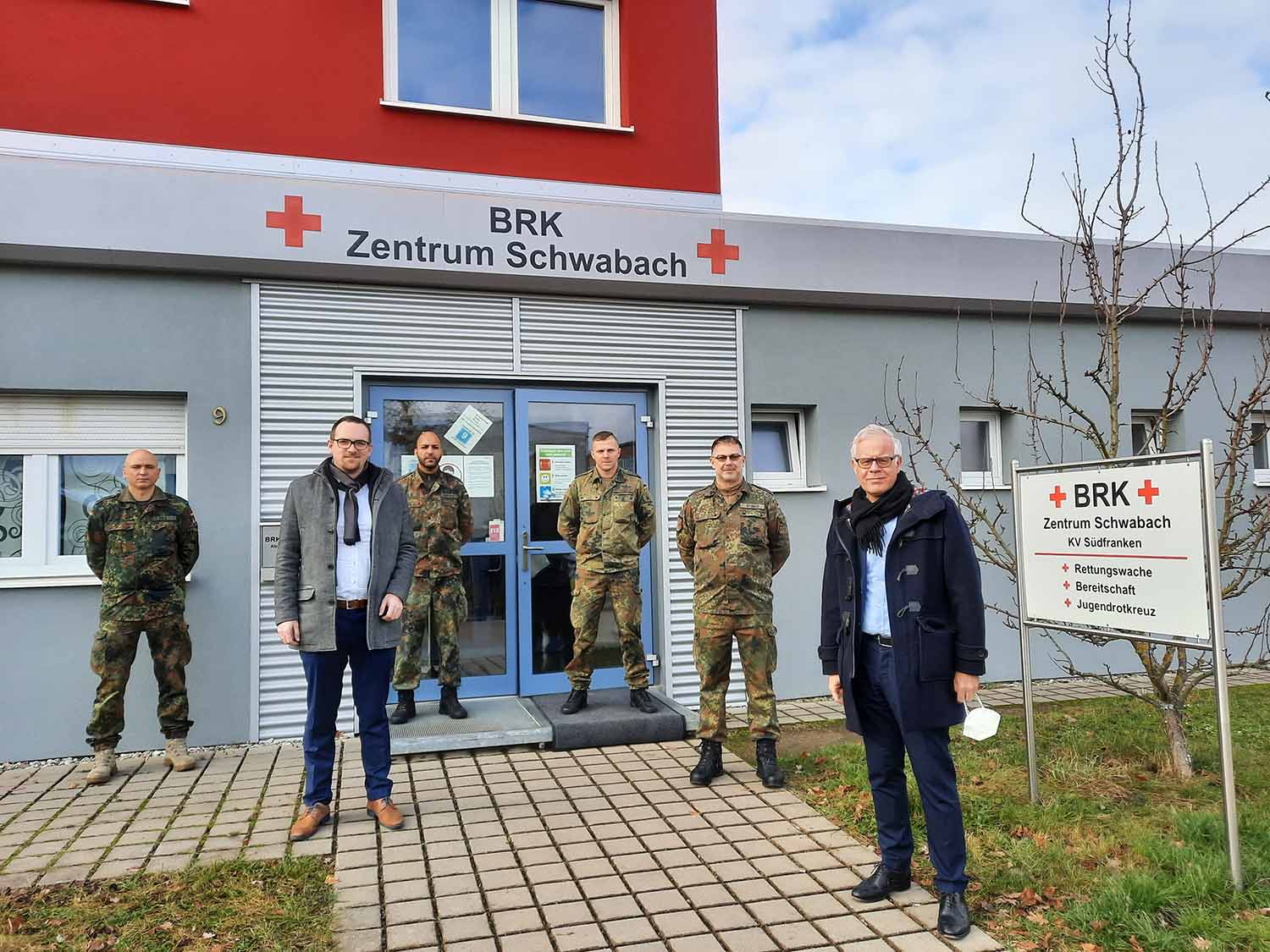 von links: Corinna Bauer (Leitung Impfzentrum), Rainer Braun (Geschäftsführer des BRK-Kreisverbands Südfranken), Christiane Kostka (Pandemiebeauftragte), Stadtrechtsrat Knut Engelbrecht, Oberbürgermeister Peter Reiß