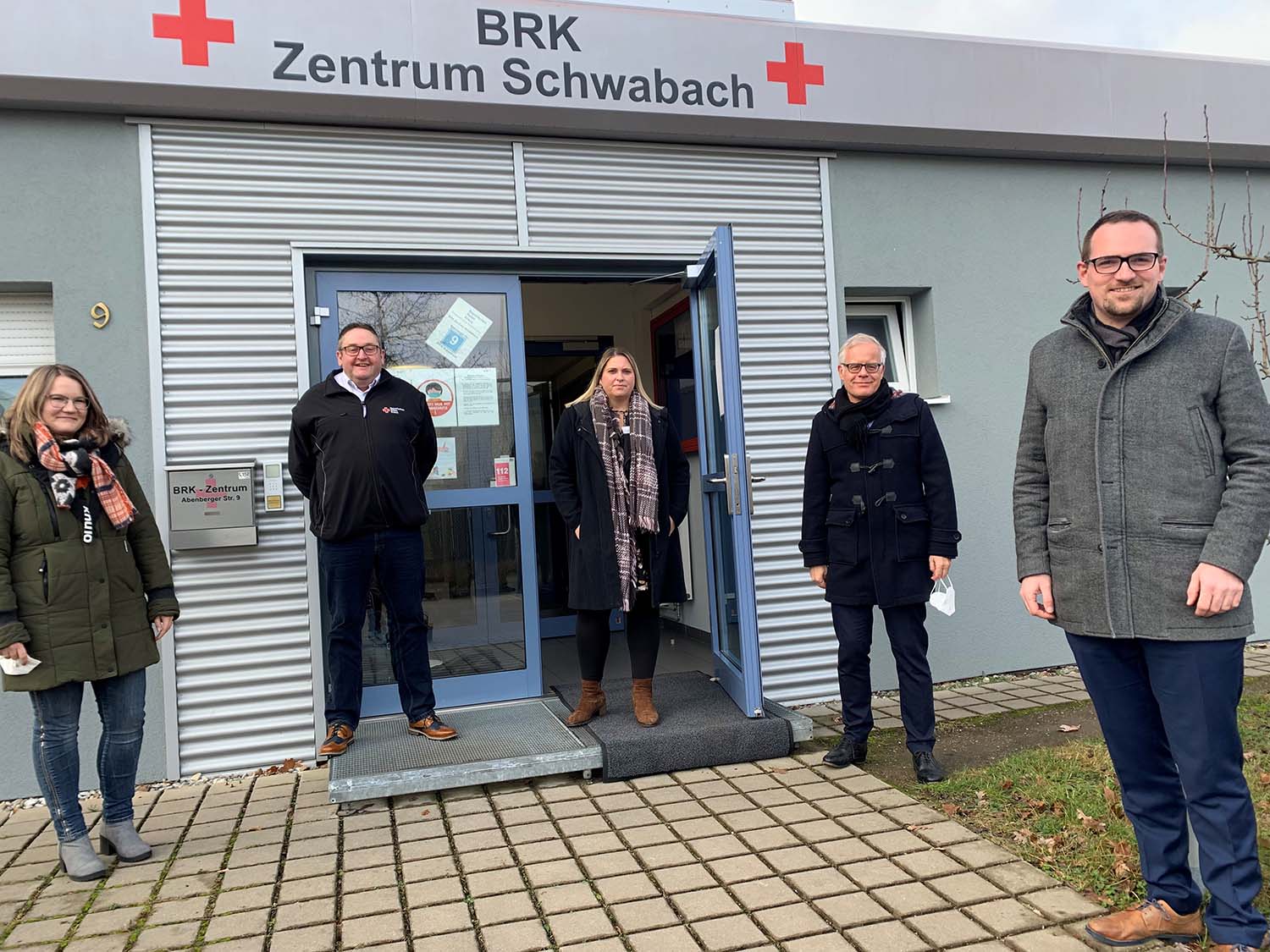 von links: Corinna Bauer (Leitung Impfzentrum), Rainer Braun (Geschäftsführer des BRK-Kreisverbands Südfranken), Christiane Kostka (Pandemiebeauftragte), Stadtrechtsrat Knut Engelbrecht, Oberbürgermeister Peter Reiß