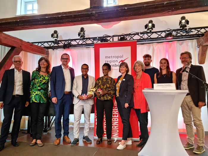 von links: Knut Engelbrecht (Referent für Recht, Soziales und Kultur der Stadt Schwabach), Karin Gleixner (Koordination kommunaler Entwicklungspolitik, Stadt Nürnberg, Oberbürgermeister Peter Reiß (Stadt Schwabach), Nasser Ahmed (politischer Sprecher des Initiativkreises), Sandra Niyonteze (fachliche Sprecherin der Initiativkreises), Britte Walthelm (Geschäftsführerin des Forum Klimaschutz und nachhaltige Entwicklung der Metropolregion Nürnberg), Christine Schüßler (Leiterin Amt für internationale Beziehungen, Stadt Nürnberg), Philipp Abel (Koordination kommunaler Entwicklungspolitik, Stadt Fürth), Anna Spaulding (Geschäftsführerin des Initiativkreises), Ralf Mützel (Leiter Amt für Nachhaltigkeitsförderung, Stadt Neumarkt)