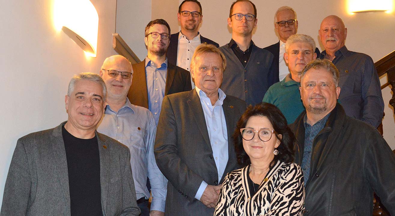 Die ausgezeichneten Wahlhelfer mit Oberbürgermeister, Wahlamtsleiter und Rechtsreferent