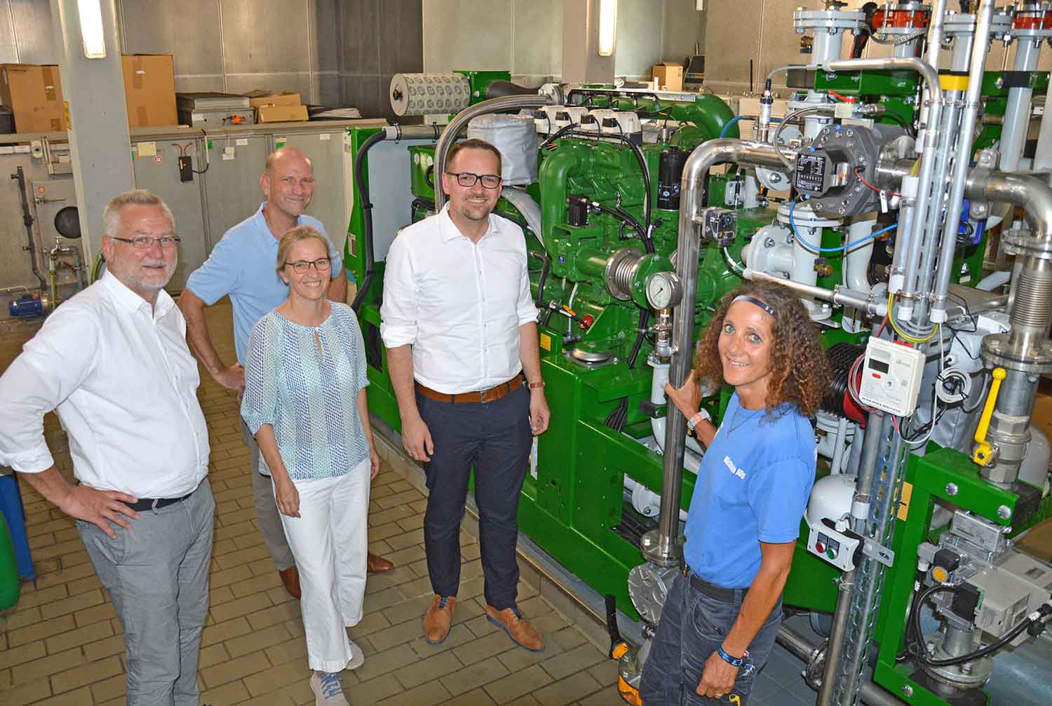 Oberbürgermeister Peter Reiß (Mitte) ließ sich von Michaela Jilg, Regine Schatz, Jürgen Barthel und Ricus Kerckhoff (von links) das neue BHKW zeigen. 