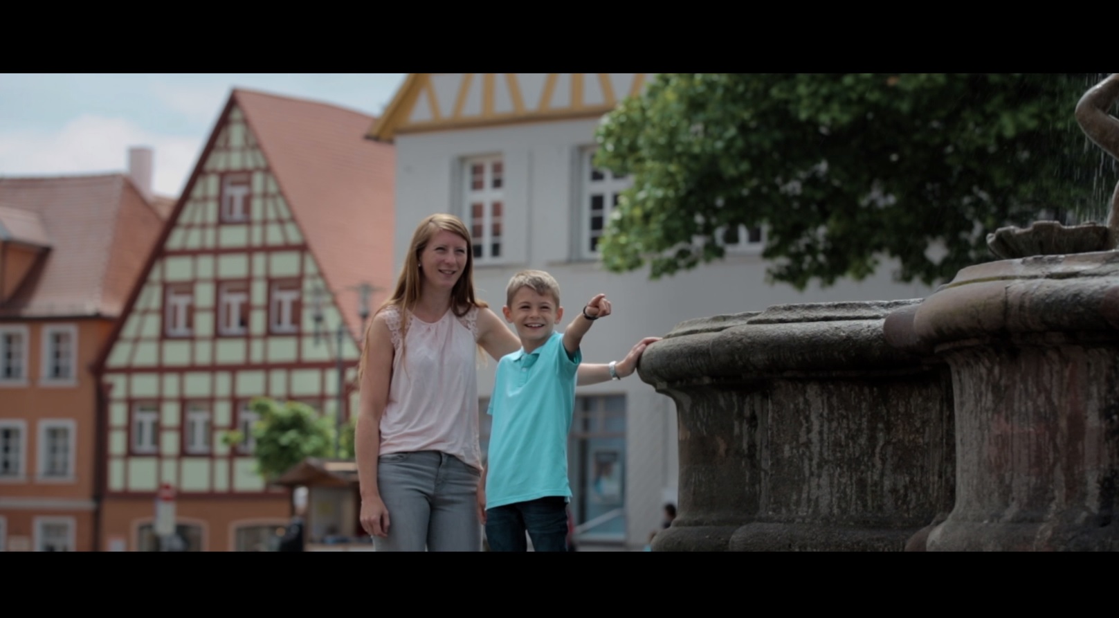 Der Junge mit seiner Mutter auf dem Königsplatz