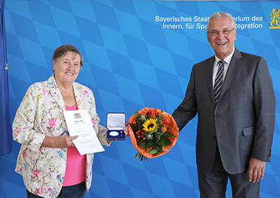 Joachin Herrmann übergibt die Urkunde an Rosa Stengel